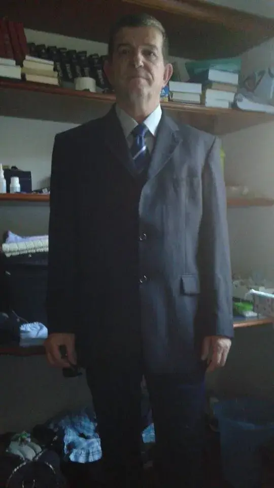 Dr. Edelcio Smargiassi em sua biblioteca